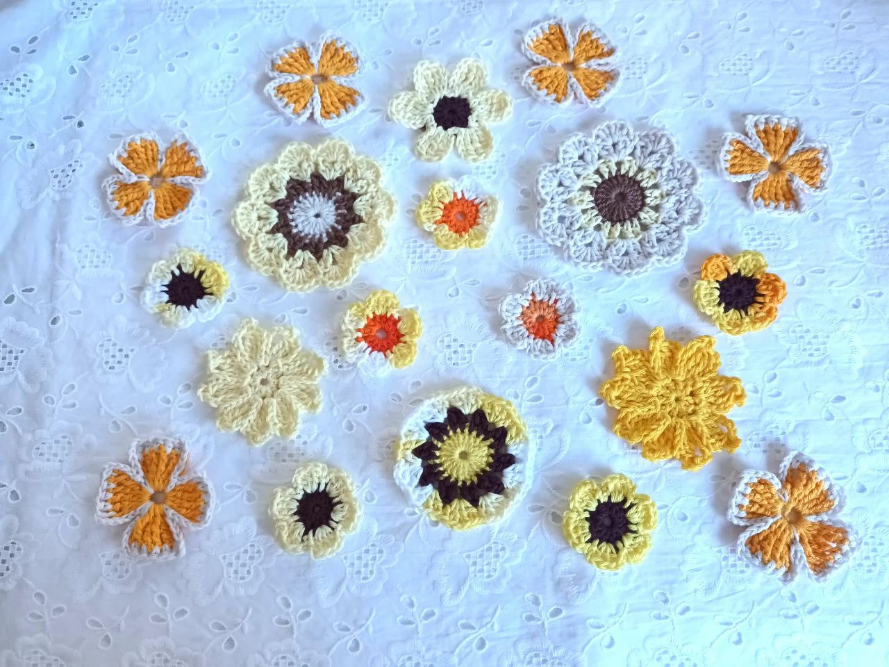 19 petits napperons et fleurs